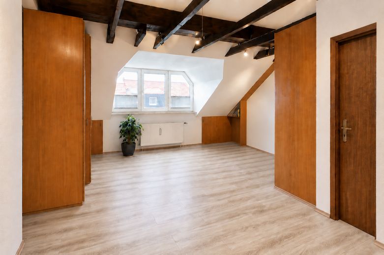 Lichtdurchflutetes Reihenendhaus in ruhiger Wohnlage von Hannover- Ricklingen – Studio; DG 