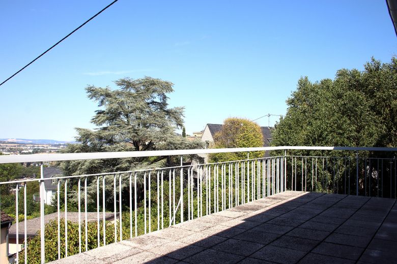 Affascinante villa su un ampio terreno divisibile, con alberi secolari e posizione elevata senza possibilità di edificazione antistante – Großzügige Terasse 1.OG