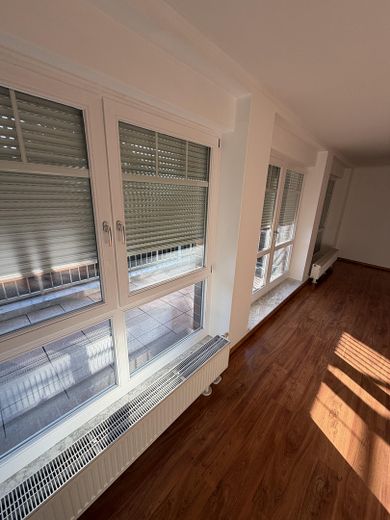 Appartement lumineux de 3,5 pièces à Sasel | Balcon exposé sud-ouest & 2 places de stationnement en parking souterrain – Wohnzimmer/Rolläden