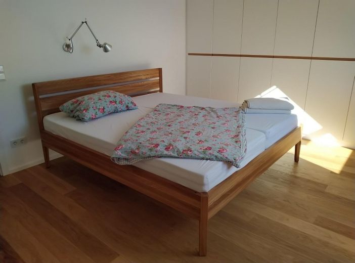 D'dorf çok yakın: 1.295 Euro soğuk kira, balkonlu yeni yapı çatı katı dairesi – Schlafzimmer