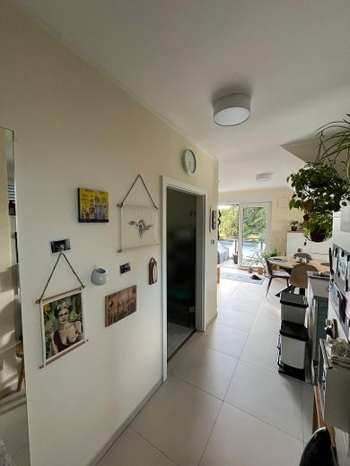 Piso accesible de 3 habitaciones en ubicación céntrica con balcón y vistas a zonas verdes – Flur