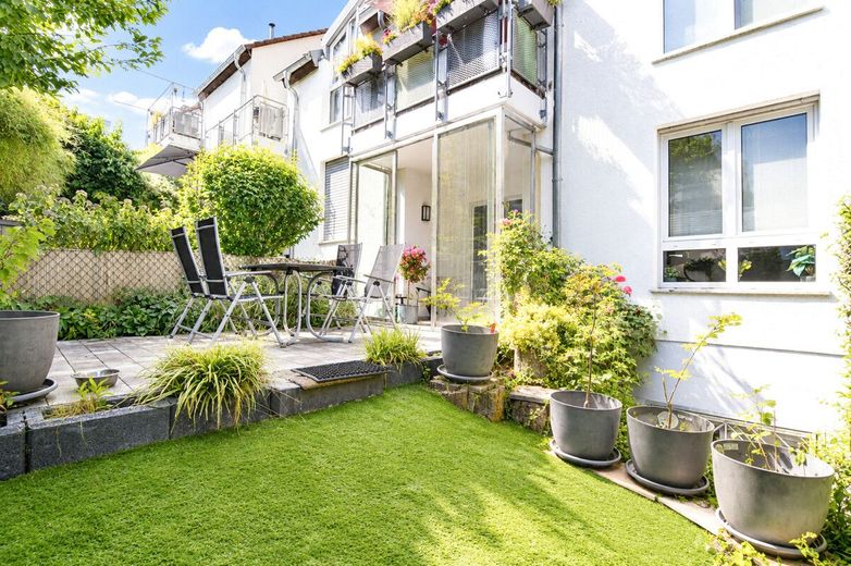 Süße Maisonette, eigener Eingang, mit Gärtchen und 2 Stellplätzen – Terrasse und Garten