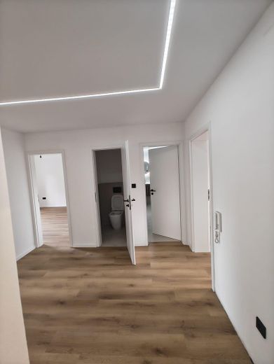 Hochwertig kernsanierte 3-Zimmer-Wohnung mit Loggia und Stellplatz in Nürnberg-Zabo – Flur