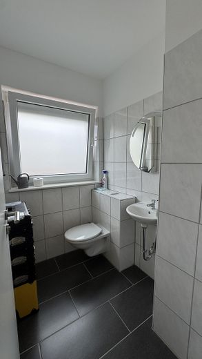 Appartement de 3 pièces à Maintal-Bischofsheim : balcon avec vue sur la skyline, cuisine équipée et garage – Photo 7