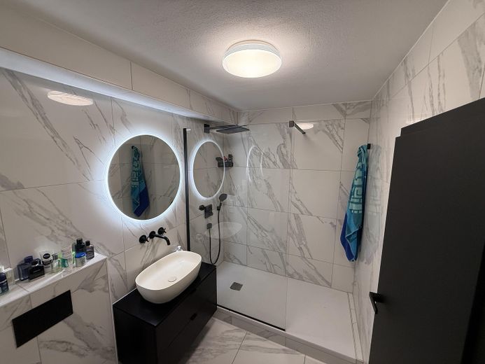 Modern dubleks daire, sakin konumda – balkon ve garajlı – Bad