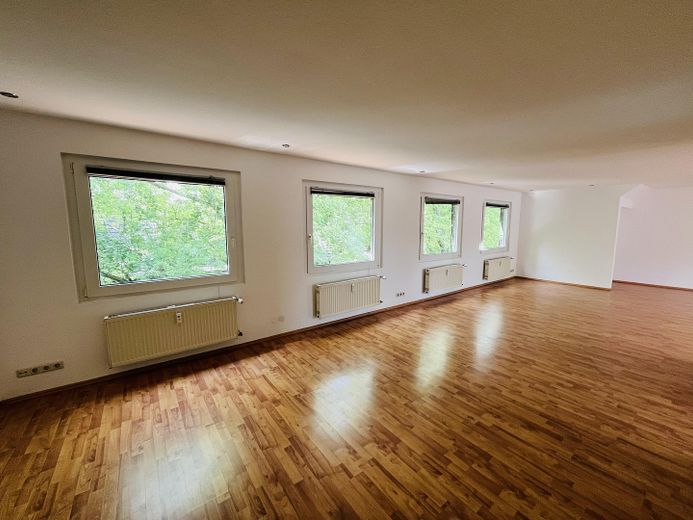 Dachterrasse mit Blick ins Grüne. Ganz oben. Ganz für sich. Ganz ruhig. Mitten im Wasserviertel. – Esszimmer