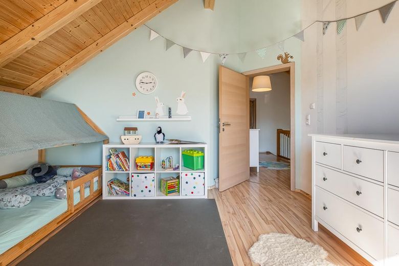 Kinderzimmer mit Dachschräge