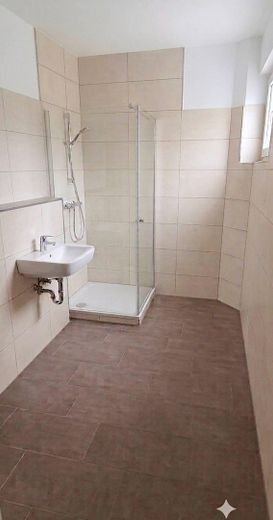 Sanierte 2-Zimmer Wohnung; Loggia mit Blick ins Grüne, ruhig gelegen, 1km bis Stadtzentrum – Badezimmer