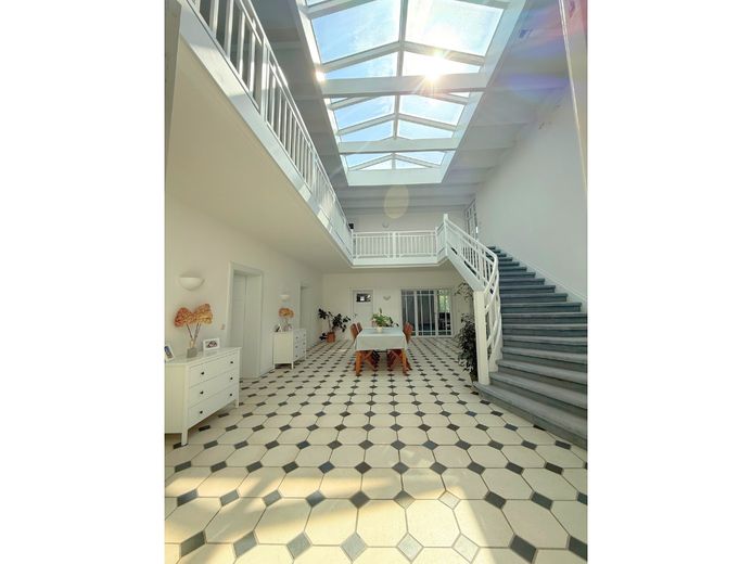 Villa esclusiva progettata da un architetto con vista libera sui prati dell’Ilmenau – Atrium