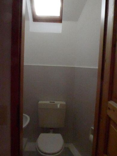 3-Raum DG Wohnung mit Balkon – Gäste-WC