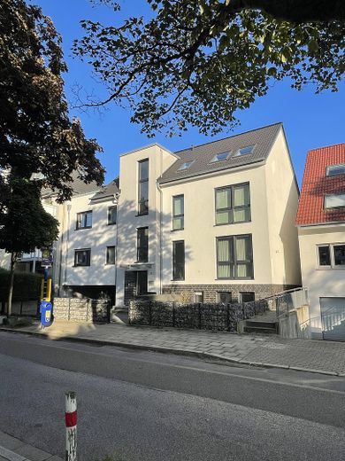 Moderne, großzügig geschnittene,lichtdurchflutete Wohnung in Architektenhaus – Haus von vorne 