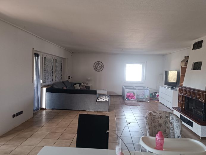 Blick ins geräumige Wohnzimmer