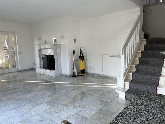 Wohnzimmer mit Kamin