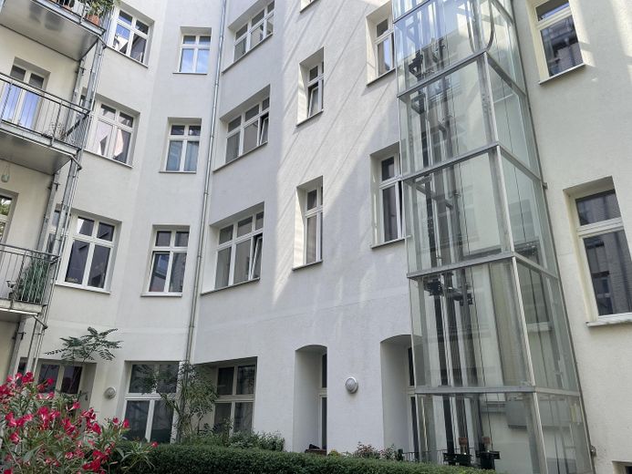 Friedrichshain'da balkonlu ve tasarım dokunuşlarına sahip yenilenmiş eski yapı dairesi – Fahrstuhl