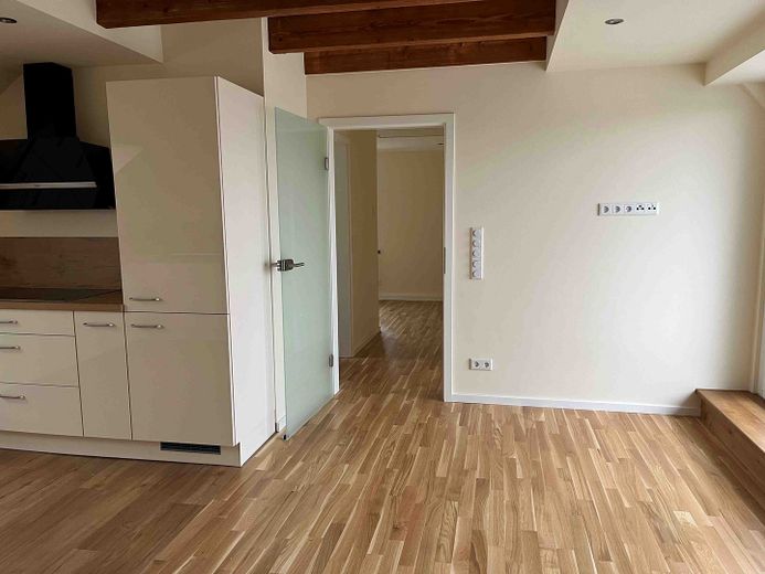 Uso proprio/investimento: edificio plurifamiliare completamente ristrutturato a regola d’arte, con 3 unità abitative di pregio su 4 piani – offene Wohnküche Dachgeschoss