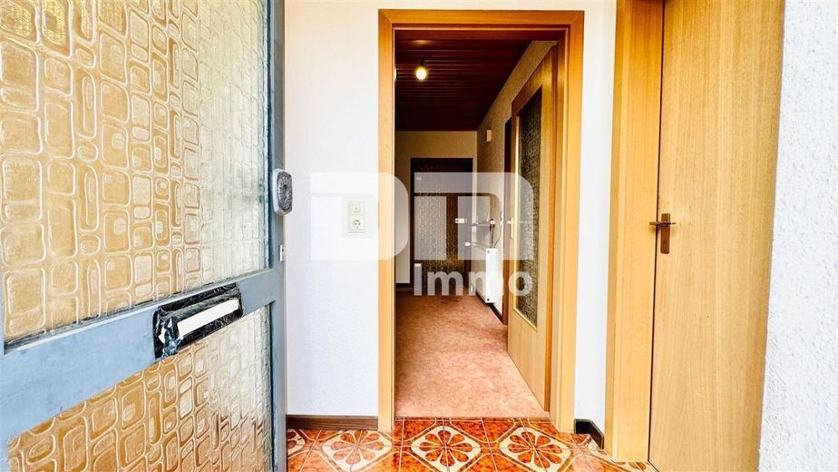 Solider Familien-Bungalow mit großem Potenzial in ruhiger Lage mit Wintergarten und Garage – EG Haupteingang / Windfang