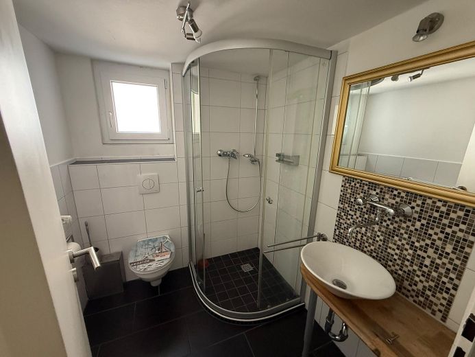 Helle Kellerwohnung mit Einbauküche und kleiner Terrasse – Foto 6