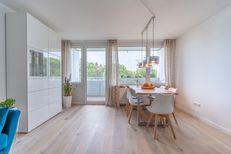 Moderno appartamento ammobiliato di 3 locali con balcone esposto a ovest - spese accessorie incluse – Wohn-Eßzimmer
