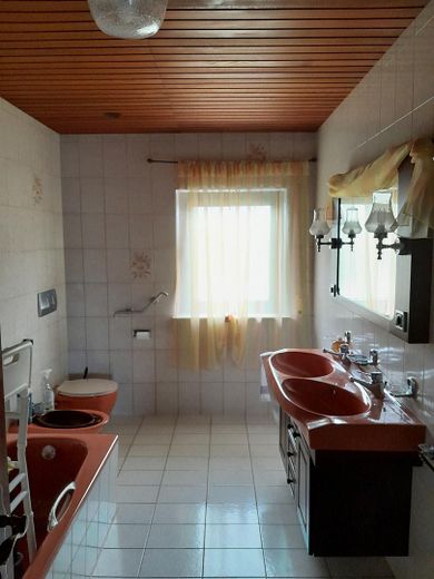 Provisionsfrei von Privat: Großzügiges Mehrfamilienhaus mit Ausbau-Potenzial und Traum-Aussicht – Badezimmer
