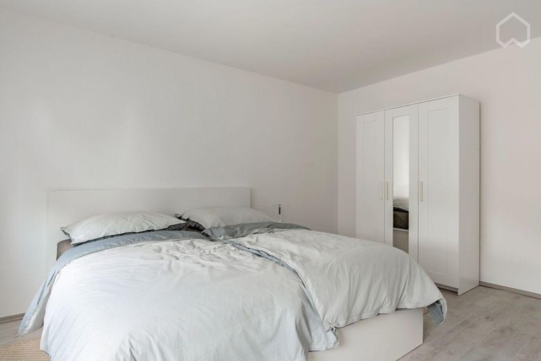 Libero e arredato: luminoso appartamento di 2 locali con balcone a Essen-Ostviertel (senza provvigione) – Schlafzimmer