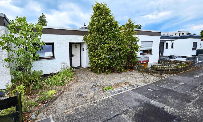 Barrierefreier Bungalow · ca. 190 m² nutzbare Fläche · ruhige Wohnlage · vielseitiges Wohnkonzept – Hauseingang