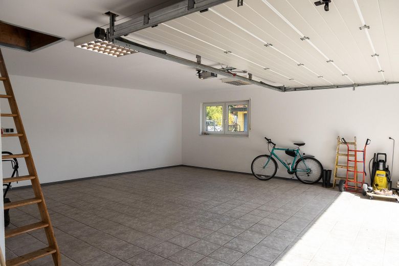 Charmantes Einfamilienhaus mit besonderem Wohnambiente – Garage innen 