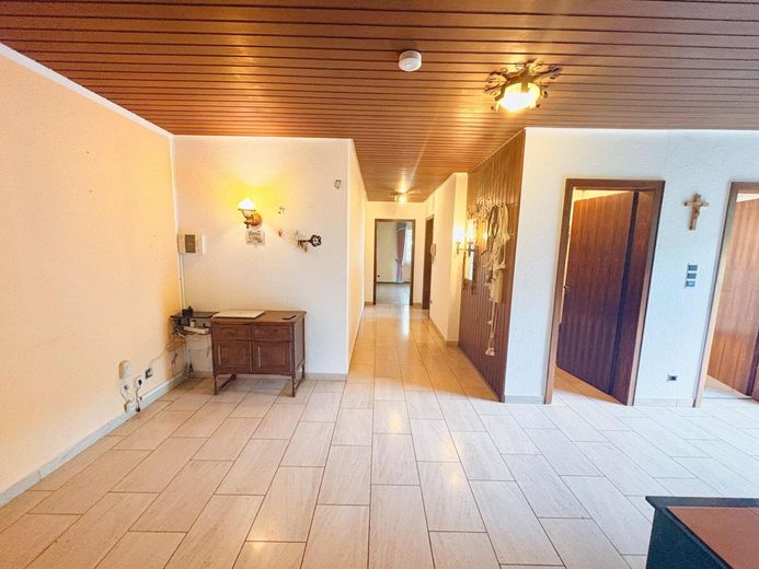 CITYHOUSE: Großzügiges Zweifamilienhaus mit Ausbaupotenzial, Garten &amp; 3 Garagen – Diele