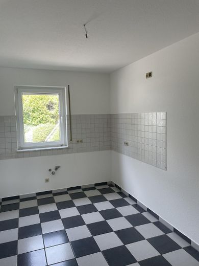 Aantrekkelijk, pas gerenoveerd 3-kamerappartement op een gewilde hoger gelegen locatie met onbelemmerd weids uitzicht – Helle Küche