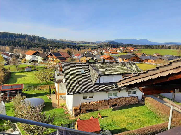2 schöne 2-Zimmer Wohnungen mit Panoramablick, Balkon u. Küchenzeile u. 2 Duschbädern zu vermieten – DG Blick auf den großen Arber