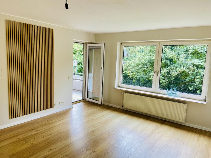 إطلالة على المساحات الخضراء عند غابة المدينة – Wohnzimmer nach Süden