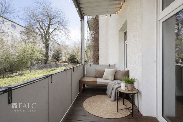 Altbauperle in Stadtfeld-Ost: Charmante 3-Zimmer-Wohnung mit Balkon &amp; Wertsteigerungspotenzial – Balkon virtuell eingerichtet