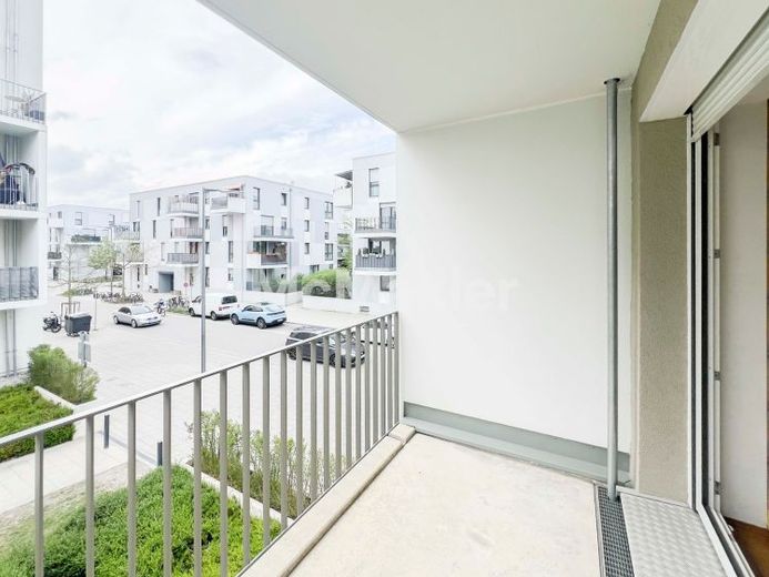Sofort bezugsfrei: Neuwertige 2-Zimmer-Wohnung mit überdachtem Balkon inkl. Garagenstellplatz! – Foto 1