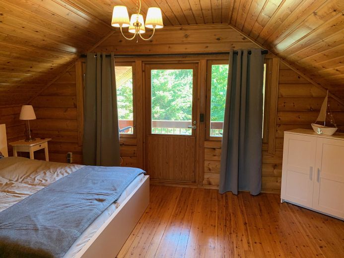Complesso per vacanze con 5 case - immediatamente affittabile – Schlafzimmer Richtung Balkon