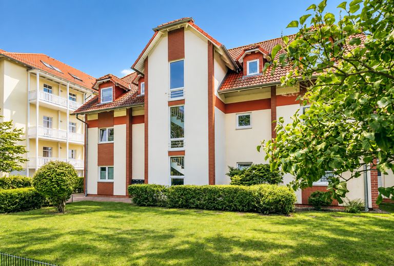 شقة عطلات جميلة من 3 غرف مع شرفة جنوبية في كولونغسبورن-فيست – Ansicht Vorderhaus