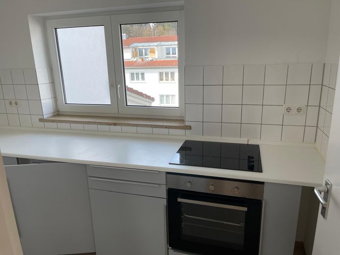 Чарівна 2-кімнатна квартира на мансардному поверсі з балконом і місцем у підземному паркінгу в Штарнбергу – Küche