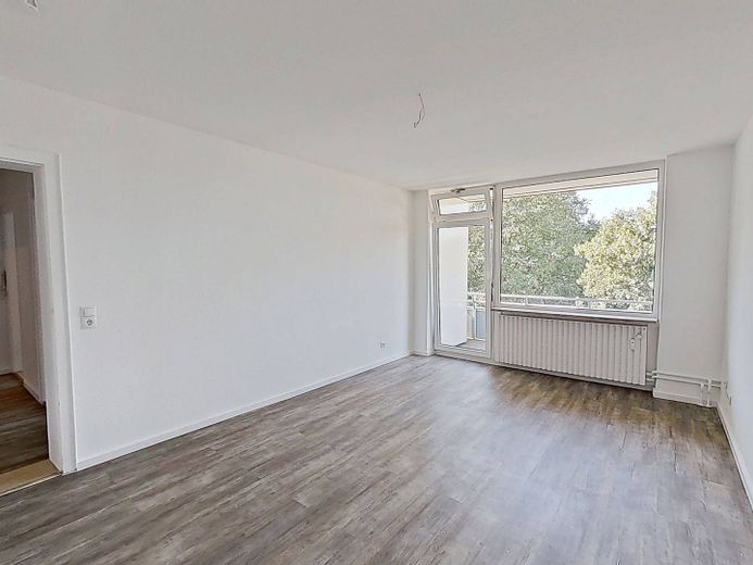 Schicke 3-Zimmer-Wohnung mit BALKON und EINBAUKÜCHE – Ansicht I: Wohn- und Esszimmer