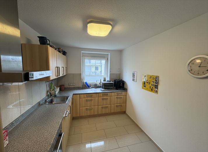 Küche mit Granitplatte