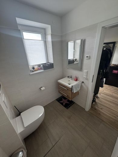 Modernes Einfamilienhaus mit hochwertiger Ausstattung und Smart-Home-System in Groß Wesenberg – Gäste-WC EG