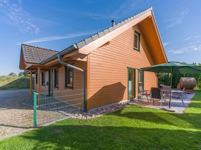 Traumhaftes Holzhaus mit Sauna, großer Terrasse auf 931 m² Eckgrundstück nahe St. Peter-Ording – Gartenansicht