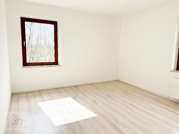 ***WOHNEN IM GRÜNEN*** - Komfortabel, ruhig und familienfreundlich... 3-Raumwohnung mit Tageslichtbad und opionaler Einbauküche ab sofort zu vermieten – Schlafzimmer mit Blick Richtung Flurbereich