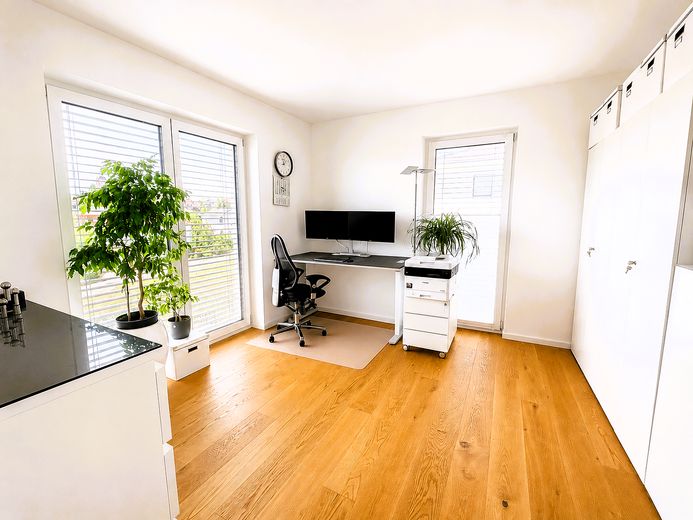 Esclusiva casa unifamiliare KFW 40+ con appartamento indipendente e ampio giardino – Kinderzimmer / Büro