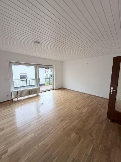 Großzügige, frisch teilrenovierte 104 qm² Erdgeschoßwohnung mit Balkon in Fronhausen – Wohnzimmer