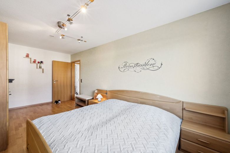 Helle und komplett modernisierte Wohnung in ruhiger Lage mit Feldblick wartet auf neuen Vermieter – Schlafzimmer