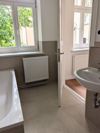 Stilvoll renovierter Altbau - Einzigartige 4-Raumwohnung bezugsfertig in der Greifswalder Innenstadt – Modernes Bad mit Fenster