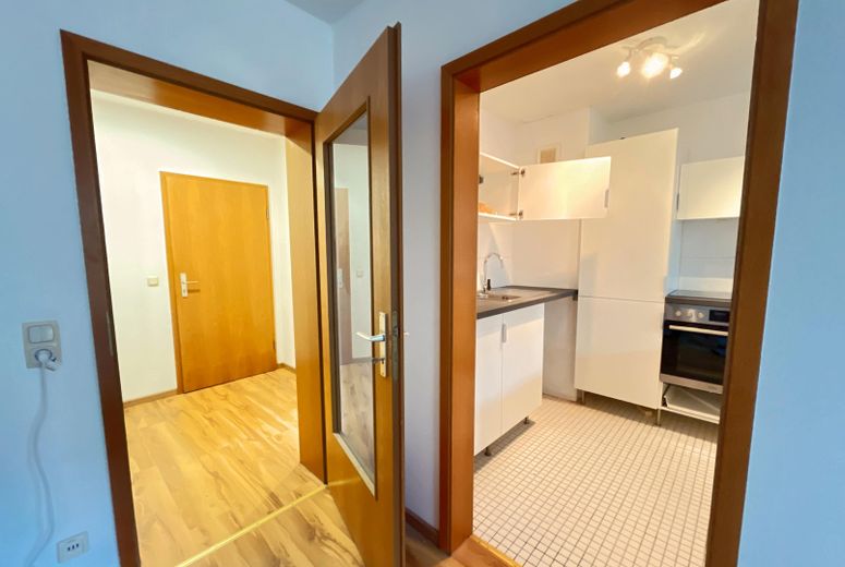 Blick in Flur und Küche