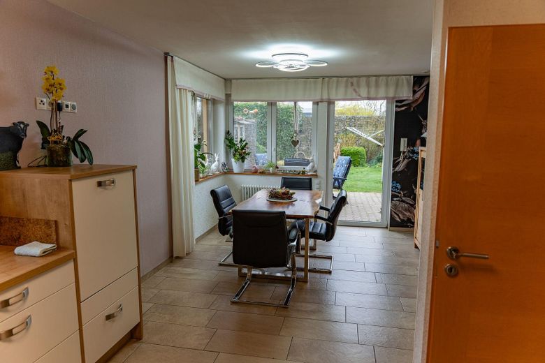 Vielseitige Gewerbeimmobilie in Wietmarschen OT Lohne: Halle, Büro & Wohnhaus – Küche und Essbereich EG