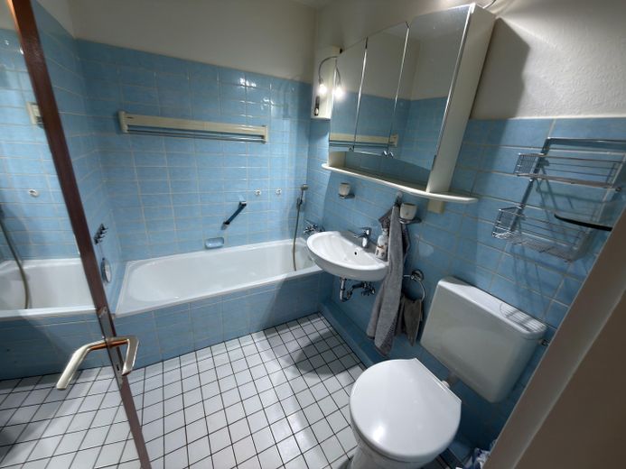 Grünes Bahrenfeld: appartamento libero di 3 locali con terrazza, aiuola e garage sotterraneo – Badezimmer
