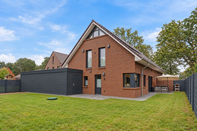 Construction neuve spacieuse avec logement indépendant, installation photovoltaïque et concept d’utilisation polyvalent à Meppen-Rühle – Garten (Carport visualisiert)
