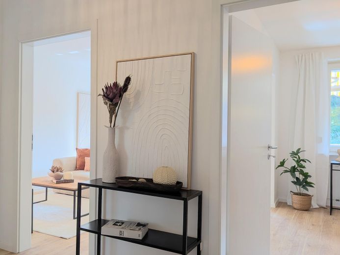 Licht 3-kamerappartement, volledig gerenoveerd, met balkon bij het stadspark en parkeerplaats in de ondergrondse garage – Flur