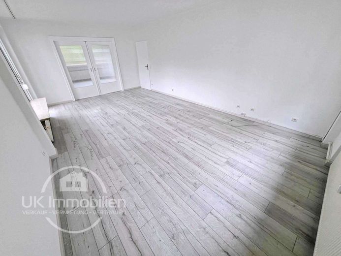 5-Zi RaumRiese mit XXL-Balkon + Close2 Japanese School – Wohnzimmer Zi1